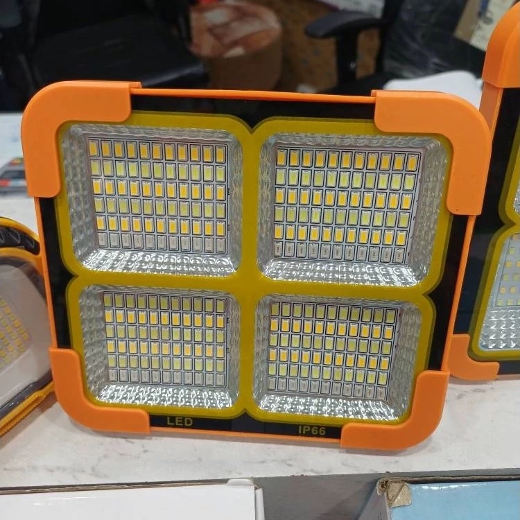 چراغ پرژکتور خورشیدی 100 وات بدون نیاز به برق و باطری